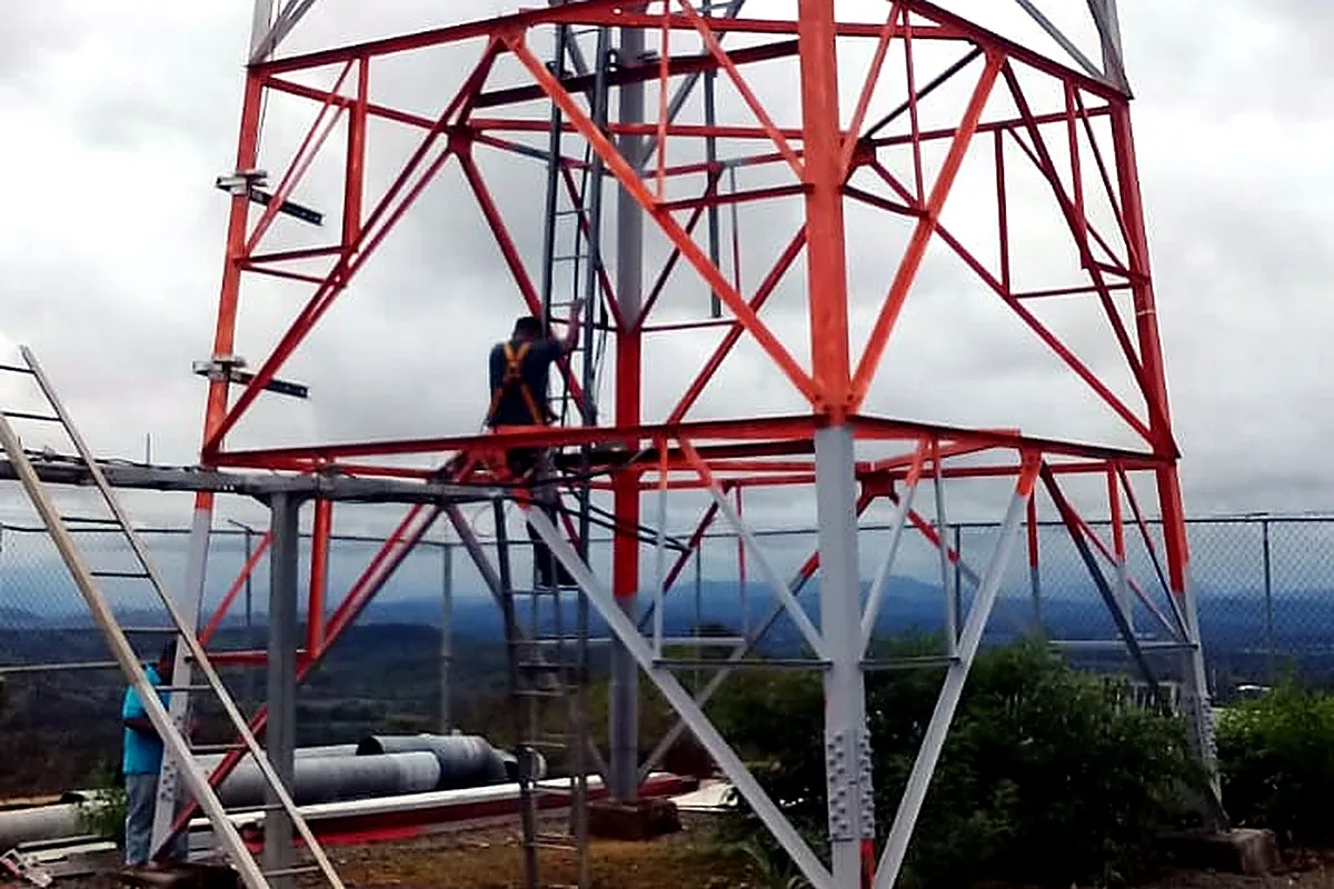 Técnico realizando mantenimiento en torre de telecomunicaciones